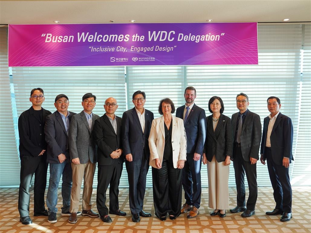 La delegación de la Organización Mundial del Diseño (WDO, por sus siglas en inglés) y autoridades de Busan posan durante la visita de la delegación a la ciudad portuaria en junio. | Gobierno Metropolitano de Busan
