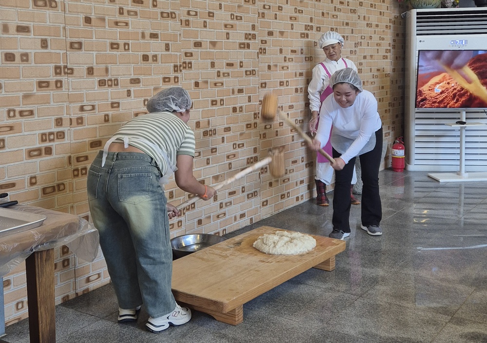 Unas temporeras laosianas preparan injeolmi, un pastel de arroz cubierto de polvo de soja,  el 14 de julio, como parte de un programa cultural ofrecido por el Gobierno. | Oficina de Sunchang-gun