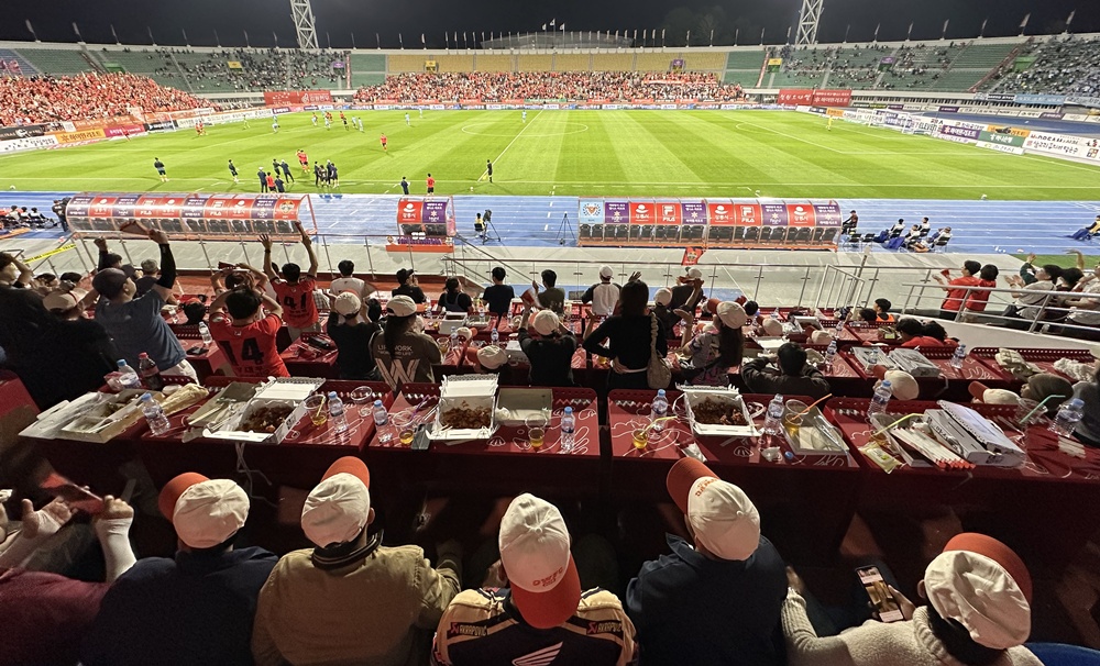El Gobierno municipal de Gangneung, en la provincia de Gangwon-do, ofrece programas para ayudar a los temporeros extranjeros a establecerse en la región, como este para asistir a un partido en casa del equipo de fútbol profesional Gangwon FC. | Ayuntamiento de Gangneung