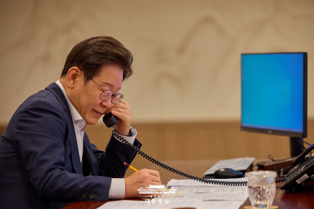 El presidente Lee Jae Myung sostiene una llamada telefónica con su homólogo kazajo Kassym-Jomart Tokayev desde la oficina presidencial, ubicada en el distrito de Yongsan-gu, Seúl. | Oficina presidencial