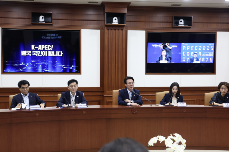 El primer ministro Kim Min-seok (centro) preside una reunión sobre los preparativos de la cumbre APEC, el 23 de julio, en el Complejo Gubernamental de Seúl, en el distrito capitalino de Jongno-gu. | Oficina de Coordinación de Políticas Gubernamentales, Secretaría del Primer Ministro
