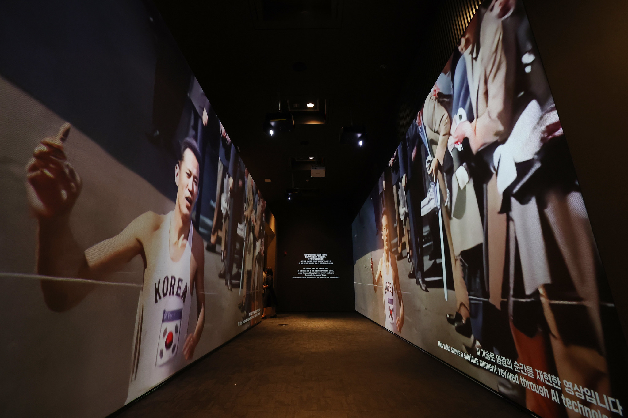 Una proyección en video reconstruye el recorrido del maratonista Son Kee Chung mediante inteligencia artificial (IA) en la entrada de la exposición 'The Radiant Strides, Moving the World', inaugurada el 25 de julio en el Museo Nacional de Corea.