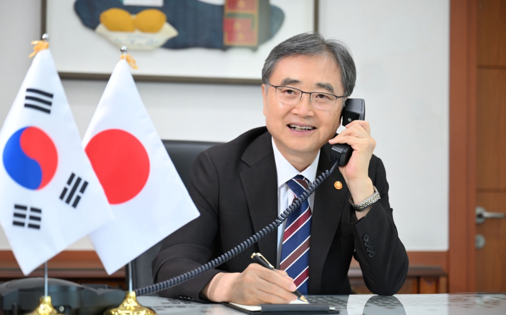 ﻿El ministro de Asuntos Exteriores Cho Hyun conversa por teléfono con su homólogo japonés Takeshi Iwaya el 24 de julio desde la sede ministerial en el distrito de Jongno-gu, Seúl. | Ministerio de Asuntos Exteriores de Corea