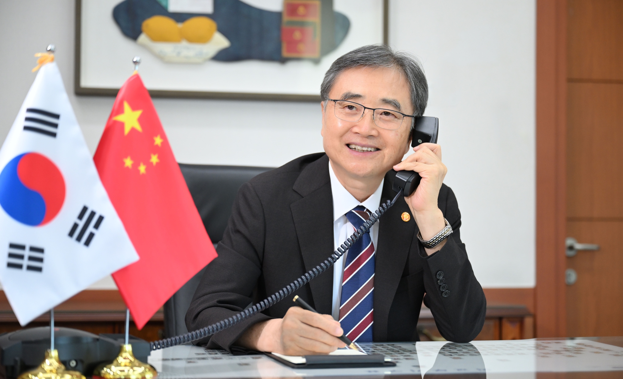 El ministro de Asuntos Exteriores de Corea, Cho Hyun, conversa por teléfono con su homólogo chino, Wang Yi, el 28 de julio, en el complejo gubernamental de Seúl, ubicado en el distrito capitalino de Jongno-gu. | Ministerio de Asuntos Exteriores de Corea