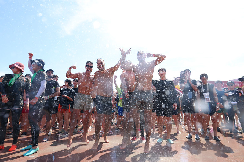 A pesar del calor abrasador, los turistas de todo el mundo celebran y se divierten juntos.