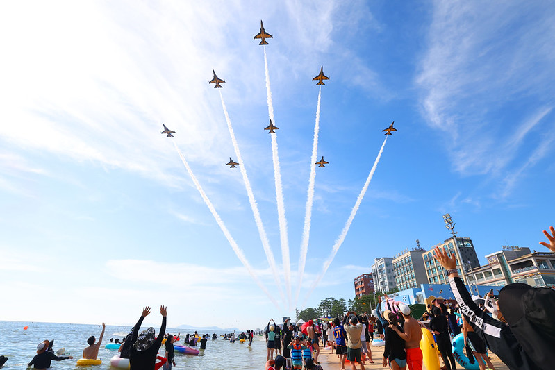 Ocho aviones Black Eagles despliegan un espectáculo acrobático sobre la playa de Daecheon, llevando el festival a su punto más álgido.