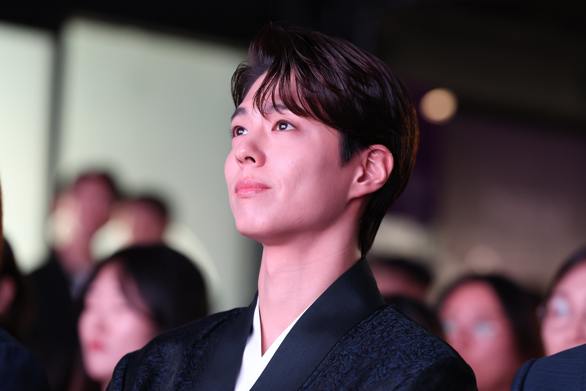 El actor Park Bo-gum, embajador honorario de este año para promover el turismo en Corea a nivel mundial, observa un video publicitario protagonizado por él durante la ceremonia de nombramiento y proyección de videos promocionales, celebrada el 29 de julio en el centro cultural y artístico SJ Kunsthalle, ubicado en el distrito de Gangnam-gu, Seúl.