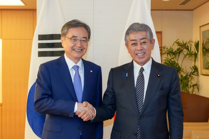 El 29 de julio, el ministro de Asuntos Exteriores de Corea, Cho Hyun (izquierda), estrecha la mano de su homólogo japonés, Takeshi Iwaya, durante su primera reunión bilateral en Tokio. | Ministerio de Asuntos Exteriores de Corea 