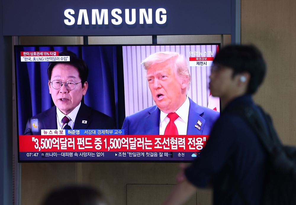 Un ciudadano pasa frente a un televisor que transmite la noticia del acuerdo arancelario entre Corea y Estados Unidos, el 31 de julio, en la Estación de Seúl. | Agencia de Noticias Yonhap