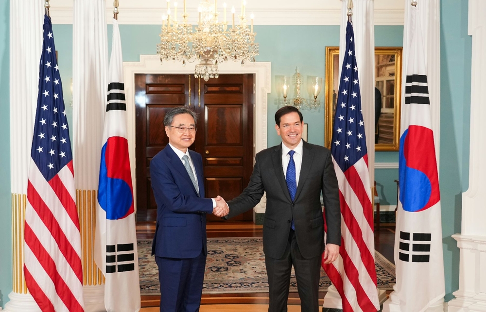El ministro de Asuntos Exteriores, Cho Hyun (izq.), saluda al secretario de Estado estadounidense, Marco Rubio, el 31 de julio en el Departamento de Estado en Washington. | Ministerio de Asuntos Exteriores de Corea