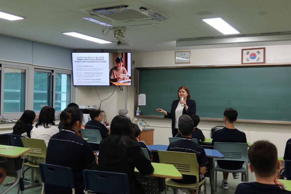 Luiza Zoirovna Sakhabutdinova, inmigrante uzbeka y mentora, conversasobre la importancia de estudiar coreano durante una clase, el 16 de julio, en un aula de la Escuela Secundaria Gonjiam, en Gwangju, provincia de Gyeonggi-do. | Charles Audouin