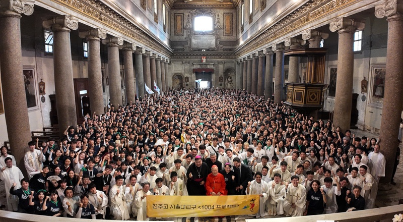 Los miembros del grupo de peregrinación Proyecto 1004, enviados por la Arquidiócesis de Seúl, posan el 31 de julio (hora local) para una foto grupal con el arzobispo de Seúl, Andrew Yeom Soo-jung, después de asistir a una misa en la iglesia de San Crisógono en Roma con motivo del Jubileo de los Jóvenes. | Arquidiócesis de Seúl
