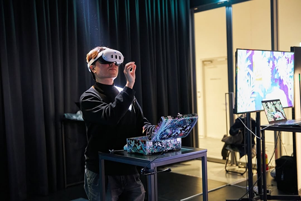 La foto muestra una sección de exposición de proyectos ‘Lab Coming Day’, que presentó la convergencia entre arte y tecnología durante el Festival Arts Korea Lab celebrado en noviembre de 2024 en el distrito Jongno-gu de Seúl. Este evento refleja el enfoque del Diálogo de Alto Nivel del APEC sobre Industrias Culturales y Creativas, que se celebrará del 26 al 28 de agosto en Gyeongju, provincia de Gyeongsangbuk-do, y abordará la cooperación en el sector cultural y creativo en la era digital y de la inteligencia artificial. | Cuentra de Arts Korea Lab en Instagram
