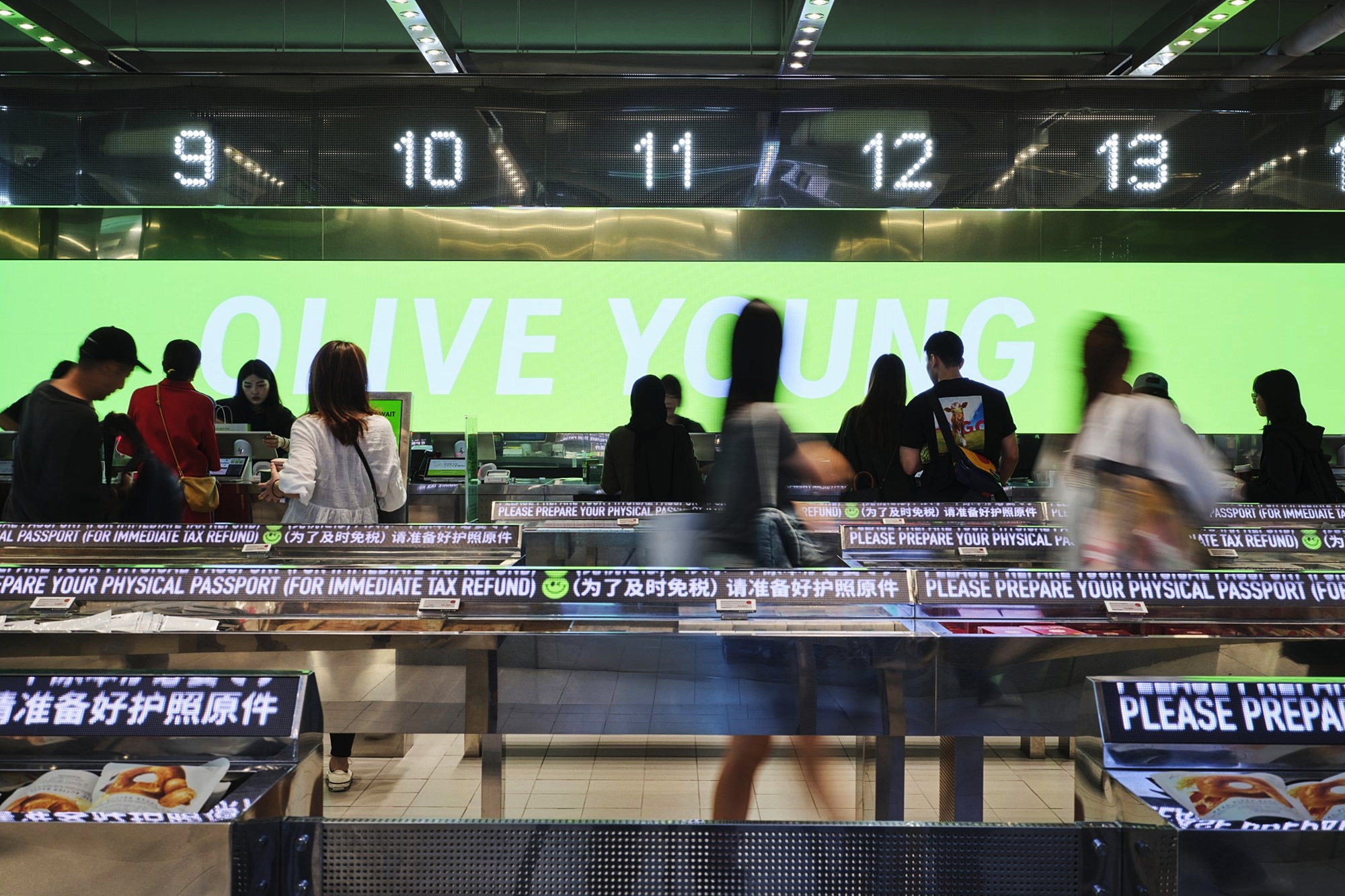 Se muestra una sucursal de Olive Young, la principal cadena de tiendas de salud y cosmética del país, ubicada en el barrio de Myeong-dong del distrito Jung-gu de Seúl. | CJ Olive Young