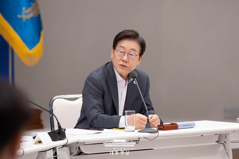 La foto muestra al presidente Lee durante una reunión con los gobernadores y alcaldes del país celebrado el 1 de agosto en la oficina presidencial de Seúl. | Oficina presidencial