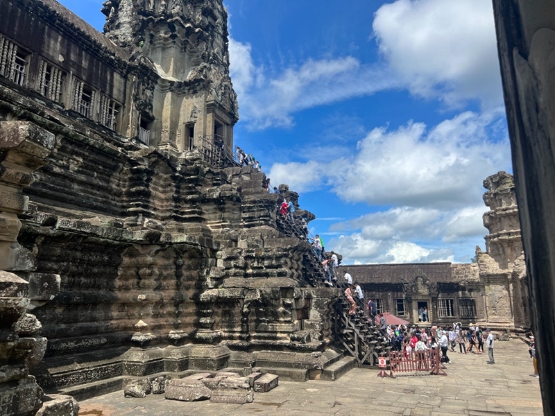 El Servicio de Patrimonio Cultural de Corea (KHS, por sus siglas en inglés) participa en un proyecto de ayuda oficial al desarrollo en el ámbito del patrimonio cultural que concluirá el próximo año y que tiene como objetivo restaurar y conservar el pedestal noreste del santuario central Bakan del templo budista Angkor Wat, en Siem Reap, Camboya. La imagen muestra el templo de Angkor Wat. | KHS