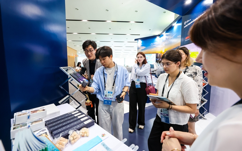 El 5 de agosto, los reporteros honorarios de Korea.net escuchan una presentación en un estand de exhibición dedicado a la ciudad de Incheon, en el marco de la Tercera Reunión de Altos Funcionarios de APEC (SOM3, por sus siglas en inglés) y encuentros relacionados, celebrada en el centro de convenciones Songdo Convensia, distrito de Yeonsu-gu, Incheon. | Flickr oficial del APEC 2025