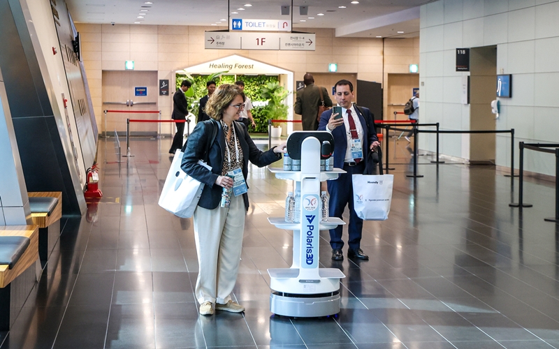 Se muestra un robot dispensador de agua en el centro de convenciones Songdo Convensia, distrito de Yeonsu-gu, Incheon, el 5 de agosto. | Cuenta oficial del APEC 2025 en Flickr