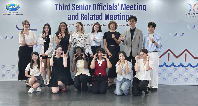 Los reporteros honorarios de Korea.net que visitaron la SOM3 del APEC, posan para una foto grupal el 5 de agosto, en el centro de convenciones Songdo Convensia, distrito de Yeonsu-gu, Incheon. | Margareth Theresia 