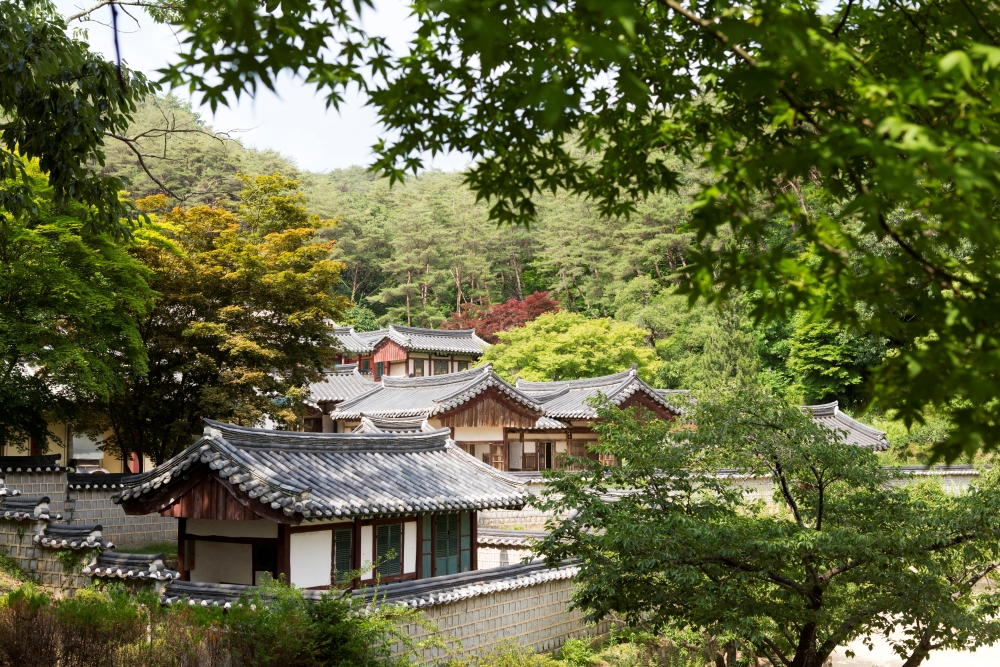 ﻿La foto muestra el Dosan Seowon, academia confuciana de Andong, en la provincia de Gyeongsangbuk-do. | Iclickart (La reproducción y redistribución no autorizada de la foto de arriba está estrictamente prohibida por las leyes y regulaciones de derechos de autor.)