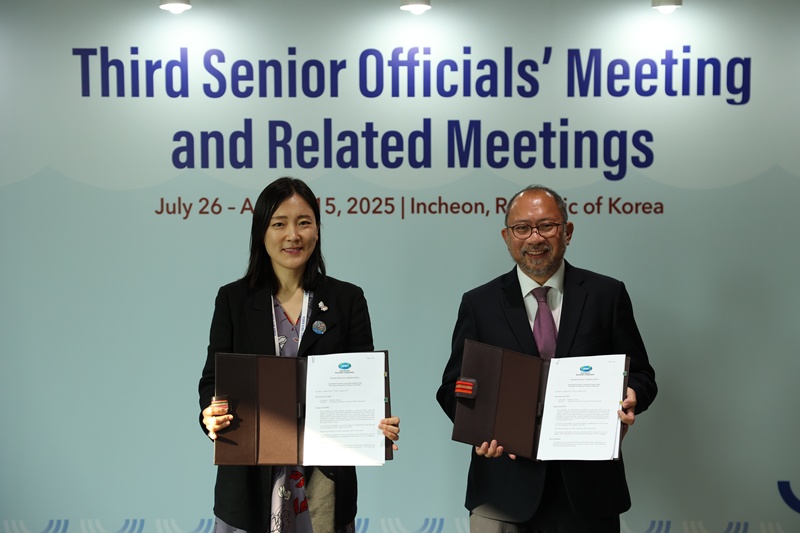 Lee Ji-yoon, alta funcionaria del Foro de Cooperación Económica Asia-Pacífico (APEC, por sus siglas en inglé), y Eduardo Pedrosa, secretario ejecutivo de la Secretaría del APEC, posan tras firmar el memorando de entendimiento (MOU) para la creación del Fondo para la Prosperidad de las Futuras Generaciones. | Ministerio de Asuntos Exteriores de Corea