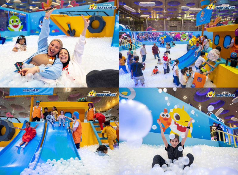 Unos visitantes disfrutan de una zona interactiva con motivo del décimo aniversario de 'Baby Shark', en el Festival de Juguetes de Catar, celebrado del 6 de julio al 4 de agosto en el Centro de Exposiciones y Convenciones de Doha.