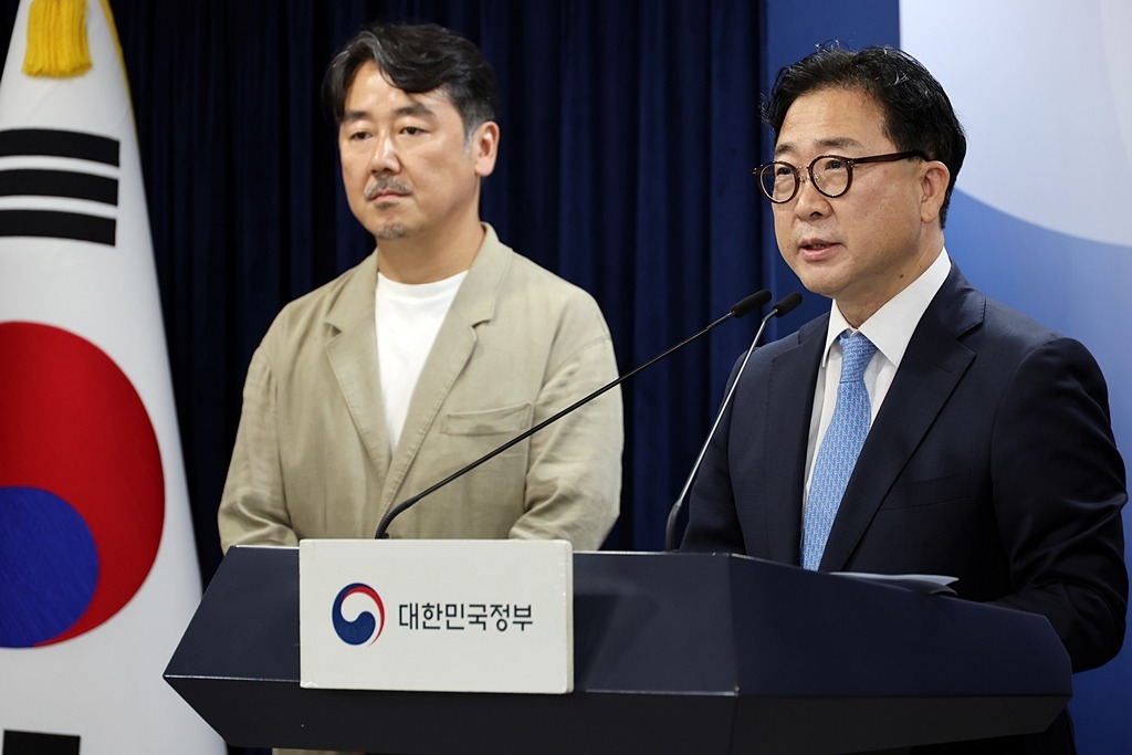 Kim Han-soo (dcha.), director general de Protocolo y Consejo de Estado del Ministerio del Interior y Seguridad, ofrece una rueda de prensa, el 13 de agosto, en el Complejo Gubernamental de Seúl sobre los actos conmemorativos del 80º Día de la Liberación Nacional y la 'Ceremonia de Nombramiento del Pueblo' del presidente Lee Jae Myung. | Ministerio del Interior y Seguridad