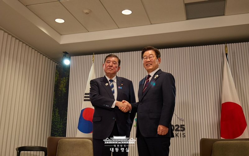 El presidente Lee Jae Myung (dcha.) estrecha la mano del primer ministro japonés, Shigeru Ishiba, durante la cumbre del G7 en Kananaskis, en la provincia de Alberta, Canadá, el 17 de junio (hora local). | Oficina presidencial