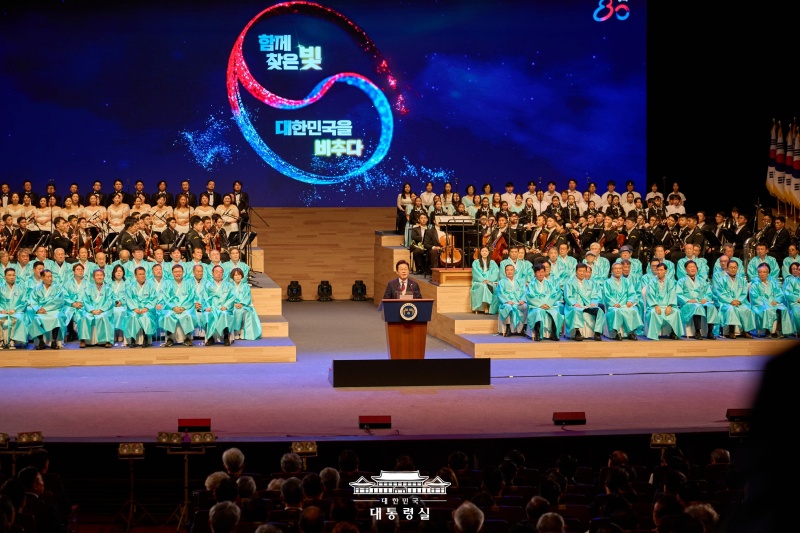 El presidente Lee Jae Myung (centro), pronuncia un discurso durante un evento para conmemorar el 80º aniversario del Día de la Liberación Nacional, el 15 de agosto, en el Centro Sejong para las Artes Escénicas, en Seúl. | Oficina presidencial