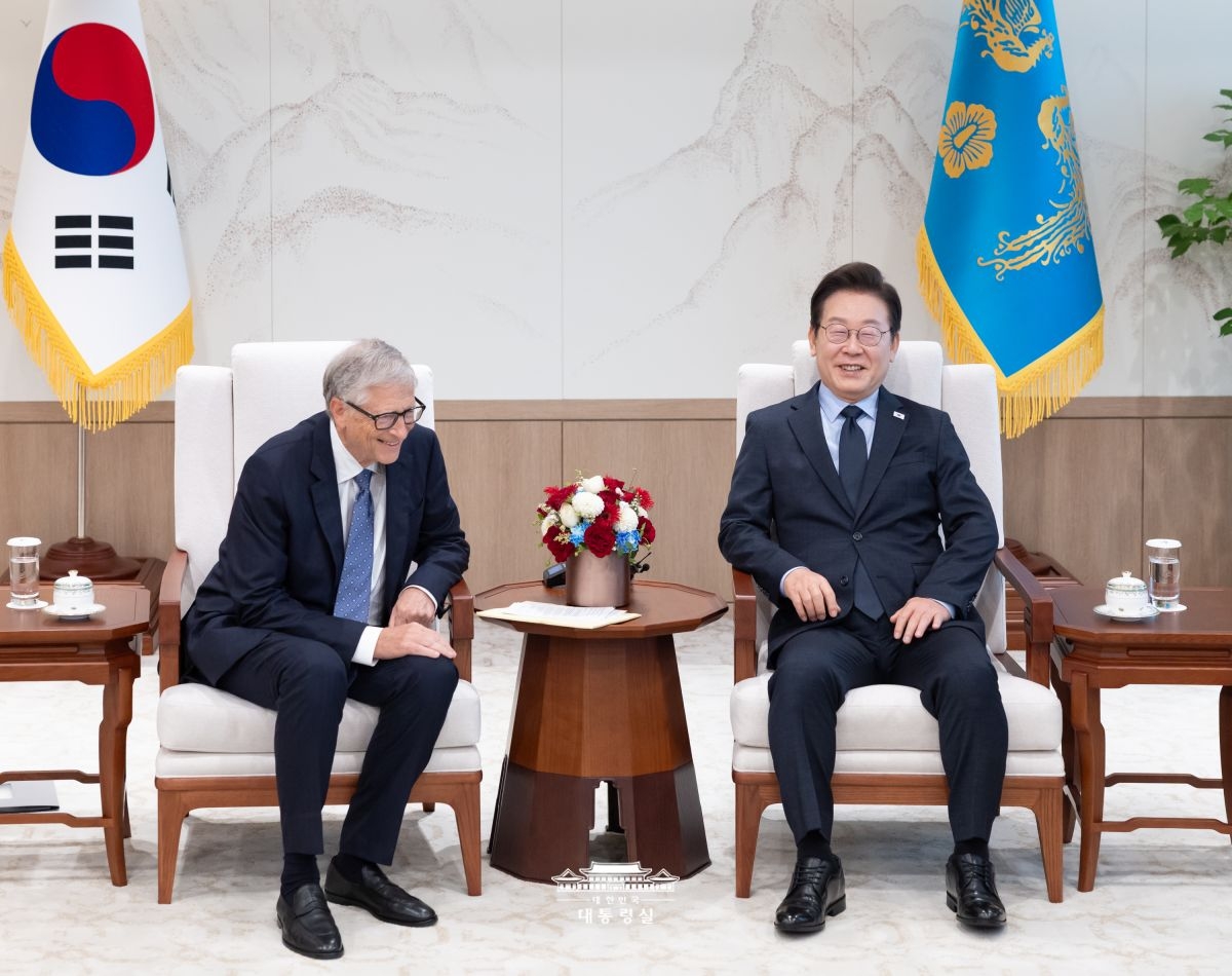 El presidente Lee Jae Myung (derecha) se reúne con Bill Gates, presidente de la Fundación Bill Gates, el 21 de agosto en la oficina presidencial en el distrito de Yongsan-gu, en Seúl. | Oficina presidencial
