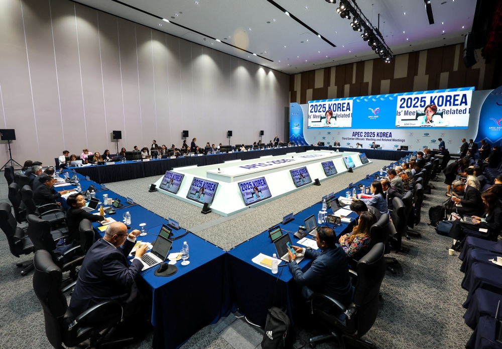 La foto muestra una escena de la Reunión de Altos Funcionarios del APEC y encuentros relacionados, realizada el 15 de agosto en el centro de convenciones Songdo Convensia, en Incheon. | Cuenta oficial del APEC 2025 en Flickr