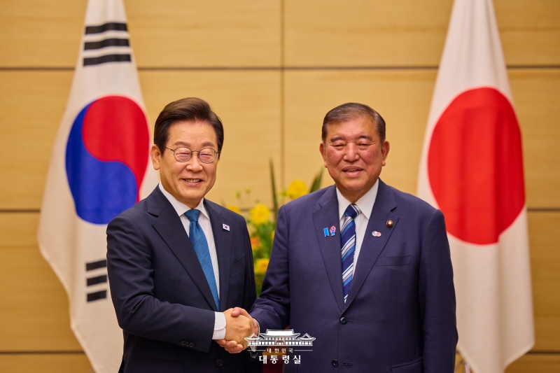 El presidente coreano, Lee Jae Myung (izquierda), y el primer ministro japonés, Shigeru Ishiba, posan para una foto, el 23 de agosto, en la residencia oficial de este último, en Tokio, que sirvió como sede de la cumbre bilateral.