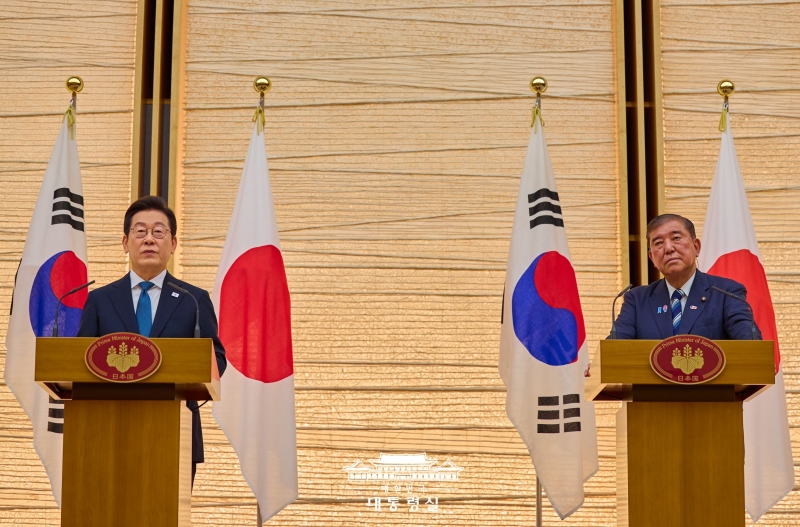 El presidente Lee Jae Myung (izda.) habla durante una conferencia de prensa conjunta con el primer ministro japonés, Shigeru Ishiba, tras celebrar una cumbre, el 23 de agosto, en la residencia oficial de Ishiba, en Tokio.