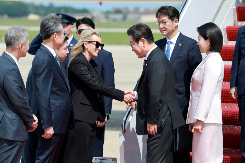 El presidente de Corea, Lee Jae Myung, (tercero desde la derecha) y la primera dama, Kim Hea Kyung, (primera desde la derecha) son recibidos, el 24 de agosto (hora local), por la jefa de protocolo interina de EE. UU., Abby Jones, en la Base de la Fuerza Aérea Andrews,, en Maryland, cerca de Washington.