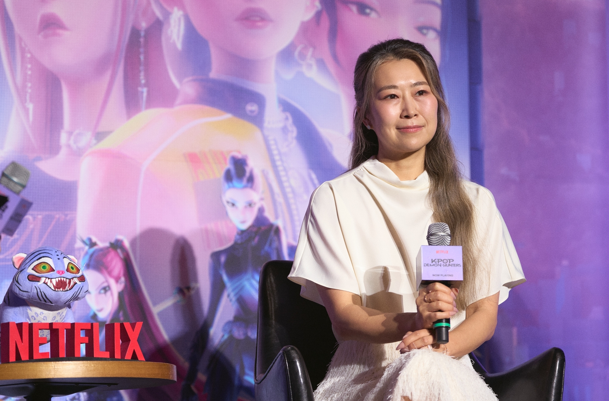 La creadora y codirectora de 'Las guerreras K-pop', Maggie Kang, escucha las preguntas durante una rueda de prensa sobre su exitosa película, el 22 de agosto, en el cine CGV Yongsan I'Park Mall, en el distrito de Yongsan-gu, Seúl. | Netflix