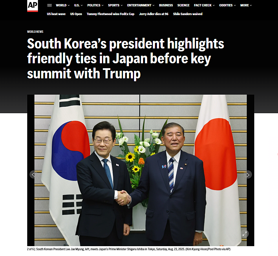 En su artículo 'South Korea's president highlights friendly ties in Japan before key summit with Trump' (El presidente de Corea destaca los lazos amistosos en Japón antes de la cumbre clave con Trump), publicado el 24 de agosto (hora local), Associated Press (AP) analizó la cumbre celebrada, el día anterior, entre el presidente coreano, Lee Jae Myung (izquierda), y el primer ministro japonés, Shigeru Ishiba, en Tokio. | Captura de pantalla del sitio web de A