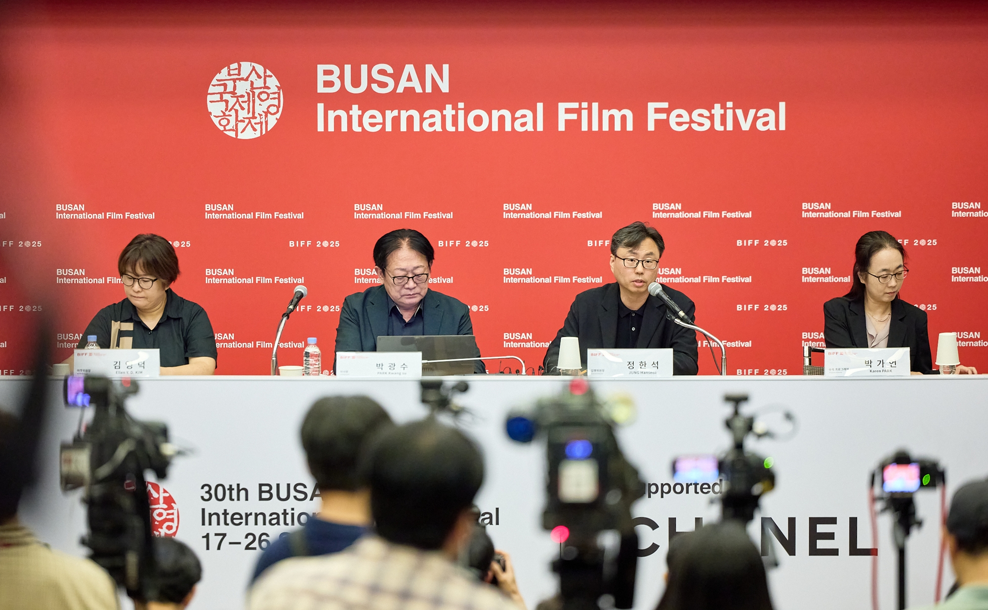 Jung Hanseok (tercero desde la izquierda), director del Festival Internacional de Cine de Busan, pronuncia un discurso de bienvenida el 26 de agosto durante una rueda de prensa en la Cámara de Comercio e Industria de Corea, en el distrito de Jung-gu, Seúl.