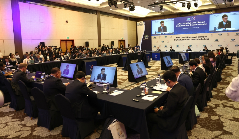 El ministro de Cultura, Deportes y Turismo, Chae Hwi-young, pronuncia el discurso inaugural durante la ceremonia de apertura del Diálogo de Alto Nivel de APEC sobre la Industria Cultural, el 27 de Agosto, en el hotel Hilton de Gyeongju, provincia de Gyeongsangbuk-do. | Heo Man-Jin, Ministerio de Cultura, Deportes y Turismo
