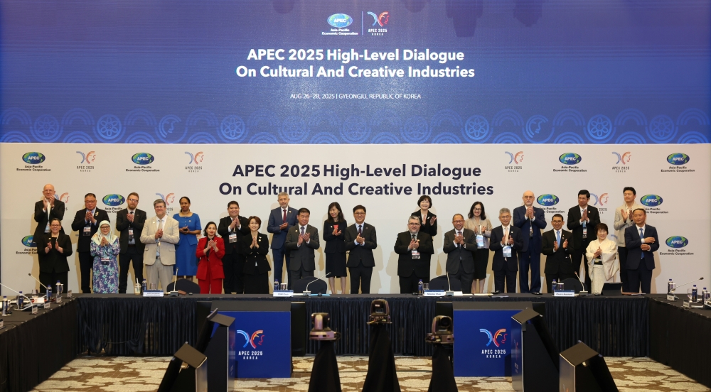 El ministro de Cultura, Deportes y Turismo, Chae Hwi-young (centro), posa para una foto con los jefes de delegación de los países participantes en la ceremonia inaugural del Diálogo de Alto Nivel de APEC sobre la Industria Cultural, el 27 de agosto, en el hotel Hilton de Gyeongju.