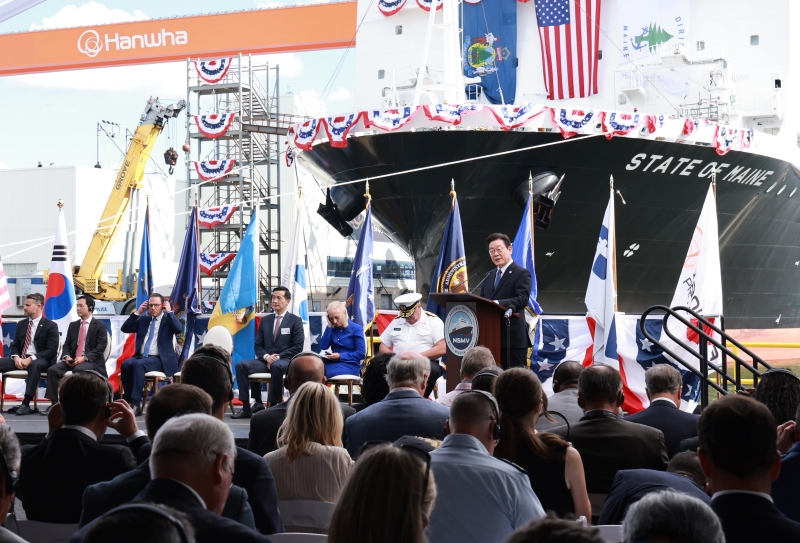 El presidente Lee Jae Myung (centro), habla durante una ceremonia de bautizo de un buque estadounidense, el 26 de agosto (hora local), en el astillero Philly de Hanwha, en Filadelfia, Estados Unidos.