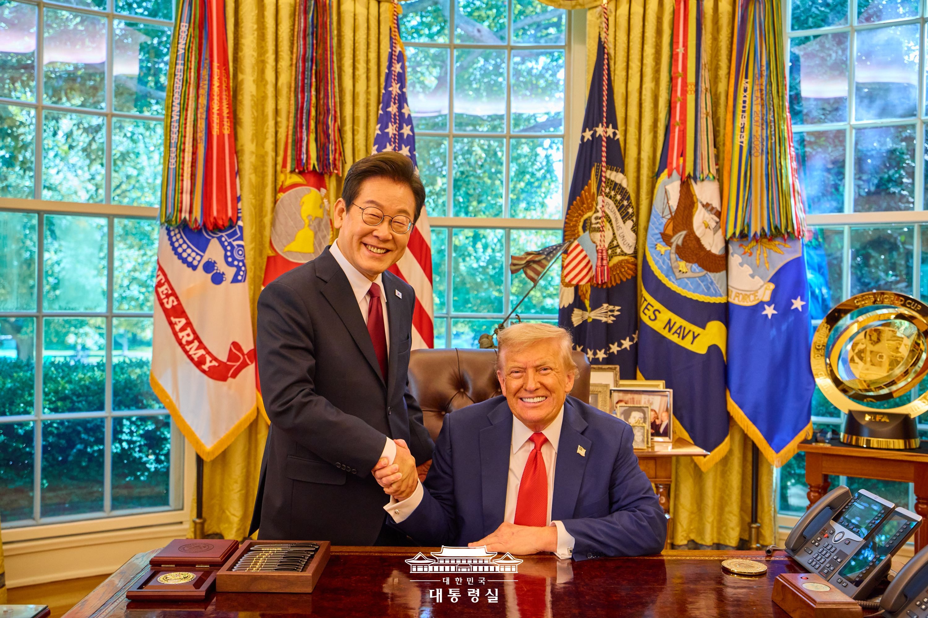 El presidente Lee Jae Myung (izda.), estrecha la mano de su homólogo estadounidense, Donald Trump, tras celebrar su cumbre bilateral,  el 25 de agosto (hora local), en la Casa Blanca de Washington D.C, Estados Unidos. | Oficina presidencial