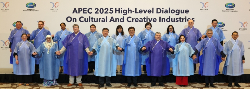 Ataviado con el traje tradicional llamado durumagi, el ministro de Cultura, Deportes y Turismo de Corea, Chae Hwi-young (quinto desde la izquierda, en la primera fila), posa para fotos grupales con los asistentes tras la sesión plenaria del Diálogo de Alto Nivel de APEC sobre Industrias Culturales y Creativas, celebrado, el 27 de agosto, en el hotel Hilton de Gyeongju, en la provincia de Gyeongsangbuk-do.