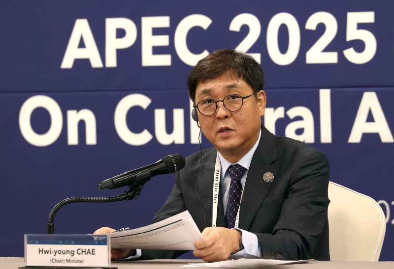 El ministro de Cultura, Deportes y Turismo, Chae Hwi-young, ofrece una rueda de prensa el 27 de agosto tras la sesión plenaria del Diálogo de Alto Nivel de APEC sobre Industrias Culturales y Creativas, en el hotel Hilton Gyeongju, provincia de Gyeongsangbuk-do. 