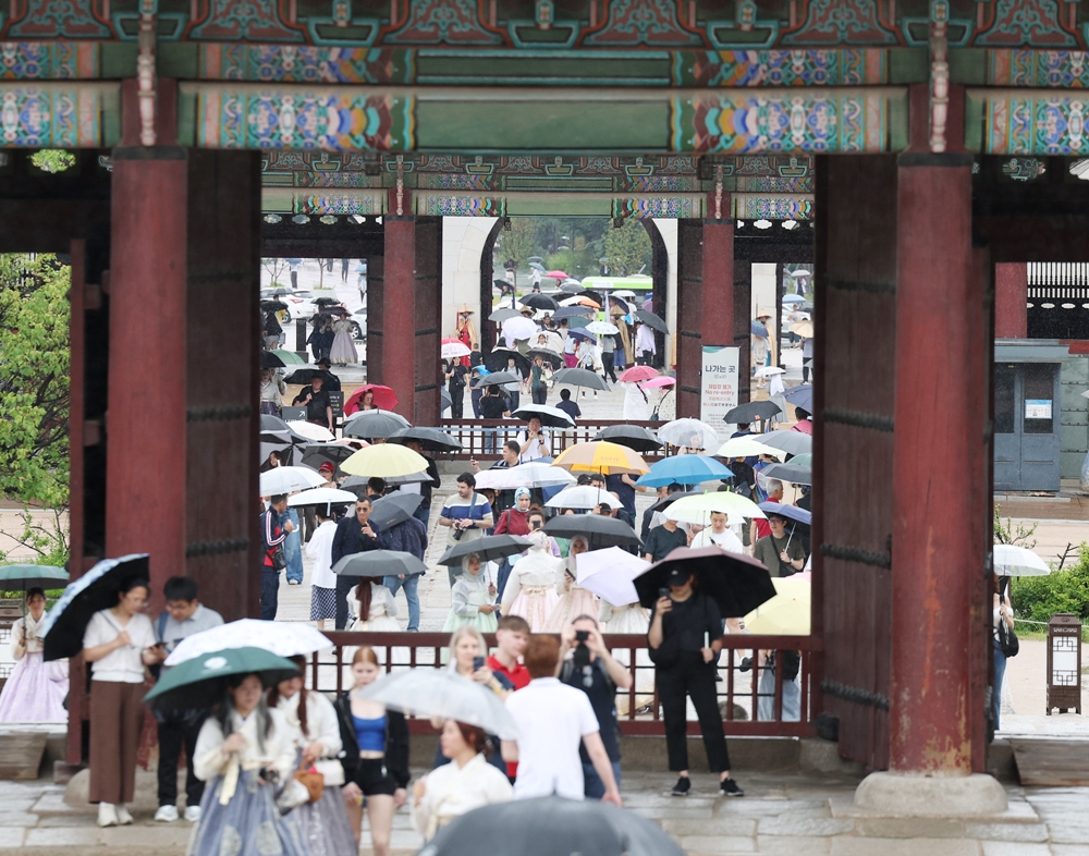 Un importante n&uacute;mero de turistas extranjeros visita el popular palacio Gyeongbokgung, en el centro de Se&uacute;l. | Lee Jeongwoo  