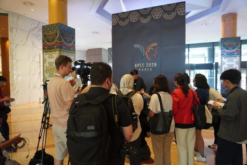 Park Jang Ho, director de la Oficina de Preparación y Apoyo de APEC, responde a preguntas de corresponsales extranjeros el 27 de agosto en el hotel Hilton Gyeongju, sobre el estado de los preparativos de la cumbre.