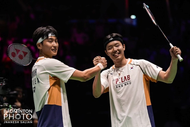 Kim Won-ho (izda.) y Seo Seung-jae celebran tras ganar la final de dobles masculinos en el Campeonato Mundial de la Federación Mundial de Bádminton (BWF, por sus siglas en inglés), el 1 de septiembre (hora local), en el Adidas Arena de París en la capital francesa. | Asociación Coreana de Bádminton