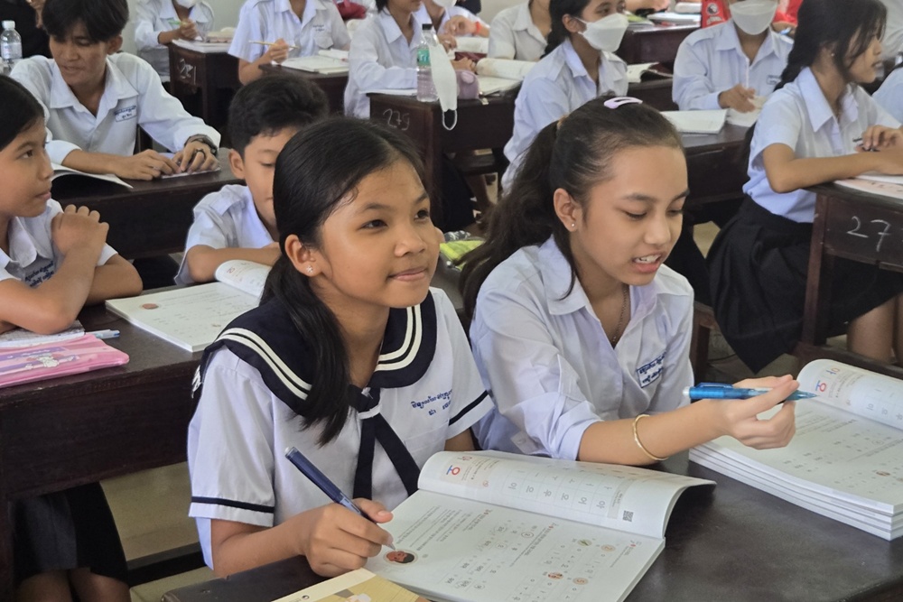 Unos estudiantes camboyanos aprenden coreano en la escuela. | Ministerio de Educación