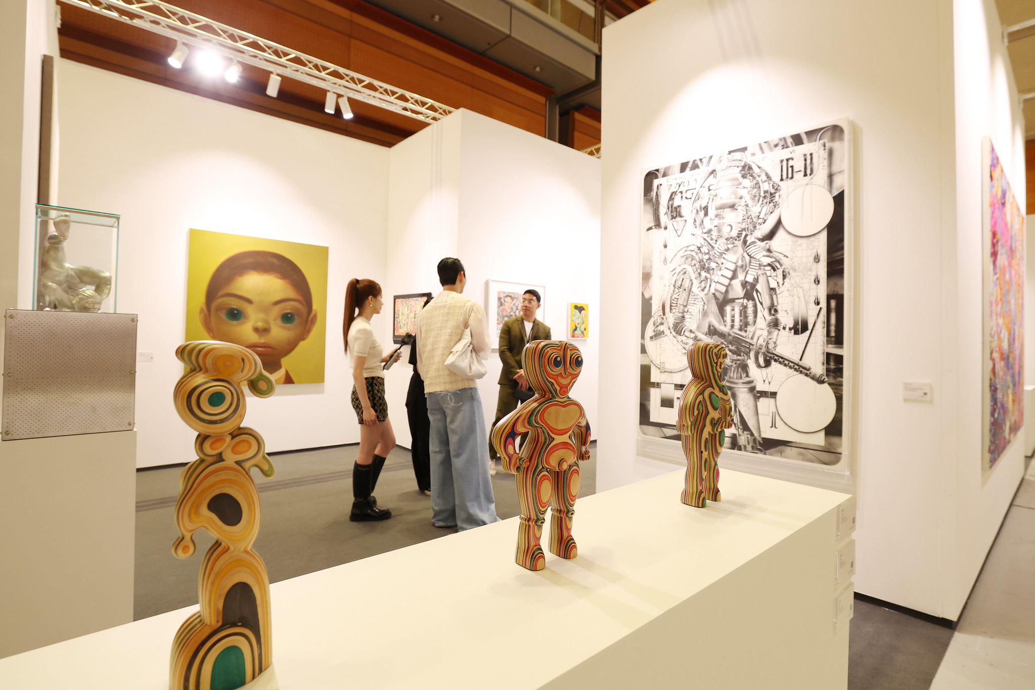 Los visitantes observan las obras expuestas en Frieze Seúl, celebrada el 3 de septiembre, en el Centro de Convenciones y Exhibiciones (COEX, por sus siglas en inglés) del distrito de Gangnam-gu, en Seúl. | Lee Jeong Woo