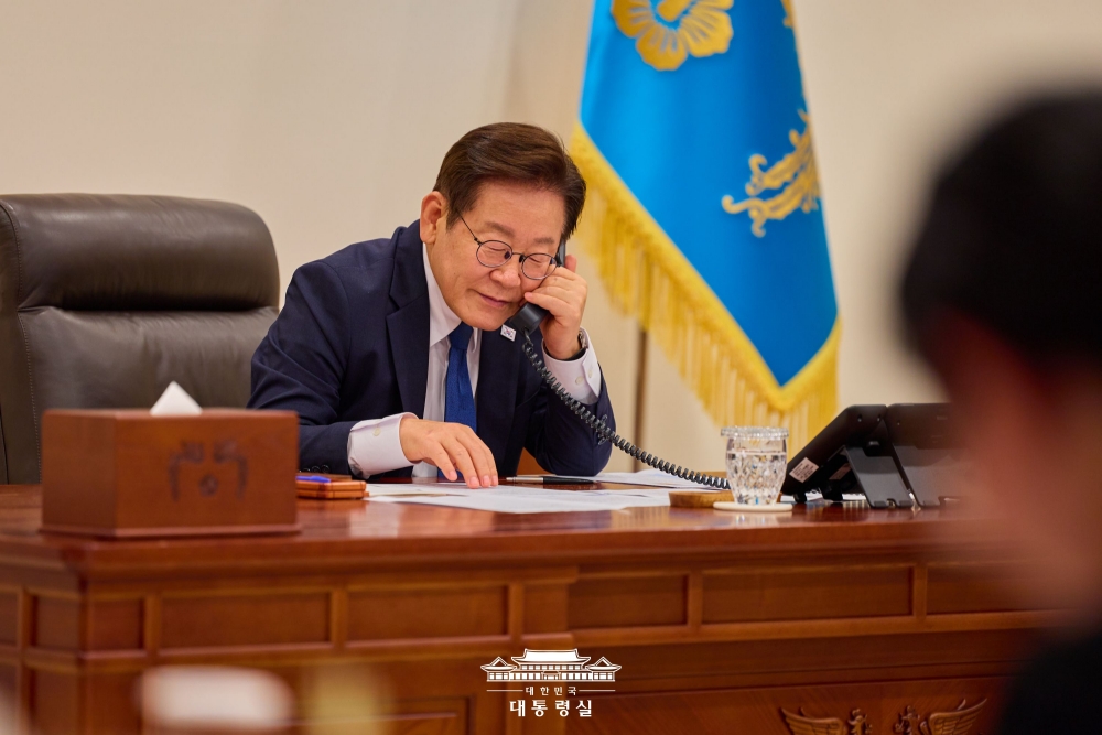 ﻿El presidente Lee Jae Myung conversa por teléfono con el presidente mongol Ukhnaagiin Khurelsukh el 4 de septiembre en su oficina en Seúl. | Oficina presidencial