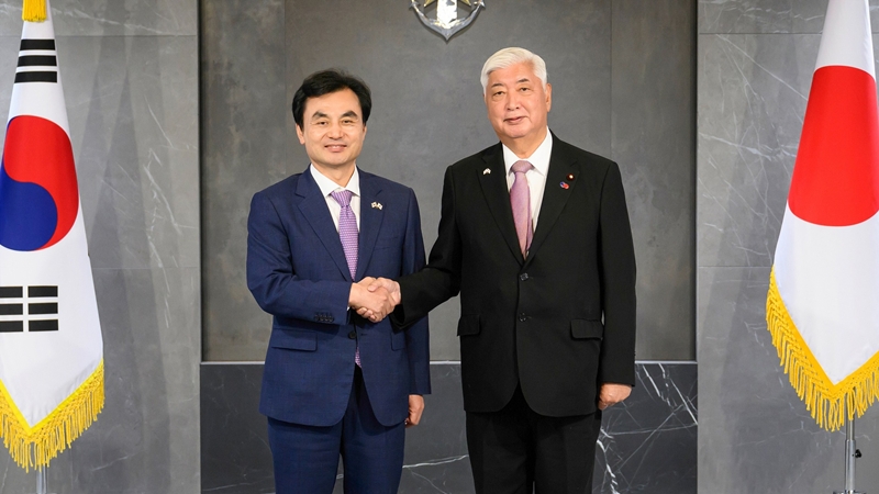 El ministro de Defensa de Corea, Ahn Gyu-Back (izda.), y el ministro de Defensa de Japón, Nakatani Gen, posan para una foto conmemorativa antes de una reunión, el 8 de septiembre, en la sede del Ministerio de Defensa de Corea en el distrito de Yongsan-gu, Seúl. | Página oficial del Ministerio de Defensa en Facebook